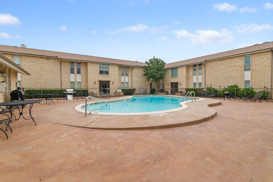 Pool View 2 - 5084 Matilda St