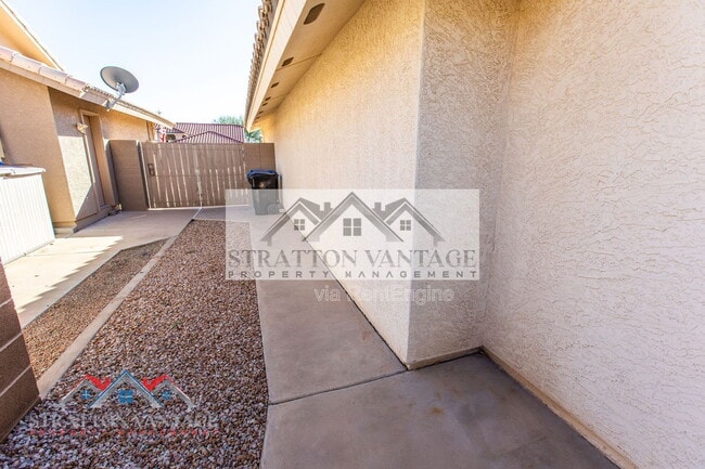 Building Photo - 10864 E Lindner Ave