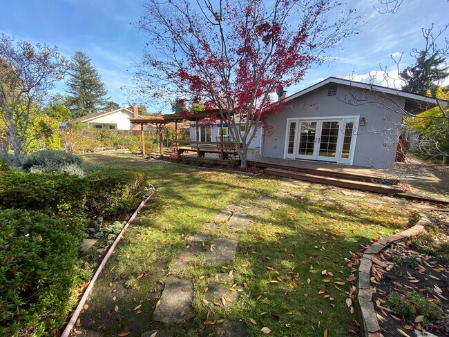 Building Photo - 3 Bed 2 Bath SIngle Family Home In Walnut Creek (Water, Garbage, Internet Are Included In The Rent)