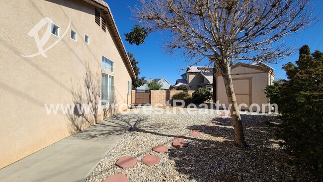 Building Photo - 3 Bedroom 2 Bath Hesperia Home with a bonu...