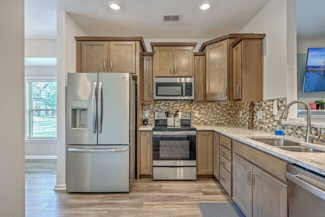 Building Photo - Spacious End-Unit Townhome with Modern Com...