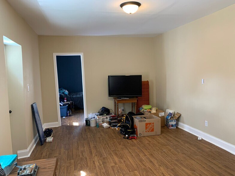 Large Living Room - 3667 E Munkwitz Ave