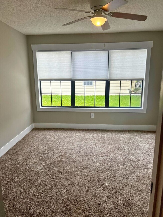 Building Photo - Spacious 4 Bedroom Home with Flex Room & S...