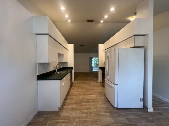 Building Photo - 3 Bedroom, 2 Bath Home with Yard - Palmetto