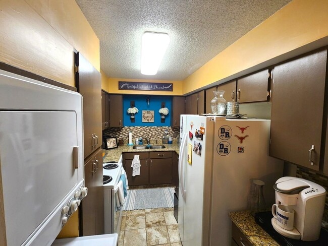 Building Photo - 100 Royal Way Dr