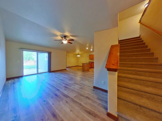 Building Photo - PET FRIENDLY! Beautiful 3 bedroom 2 1/4 bath townhouse in 4 Corners! Fenced backyard!