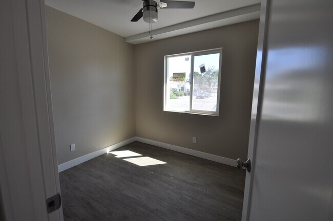 Building Photo - 8BD/4BA on Rockford! Great Yard!