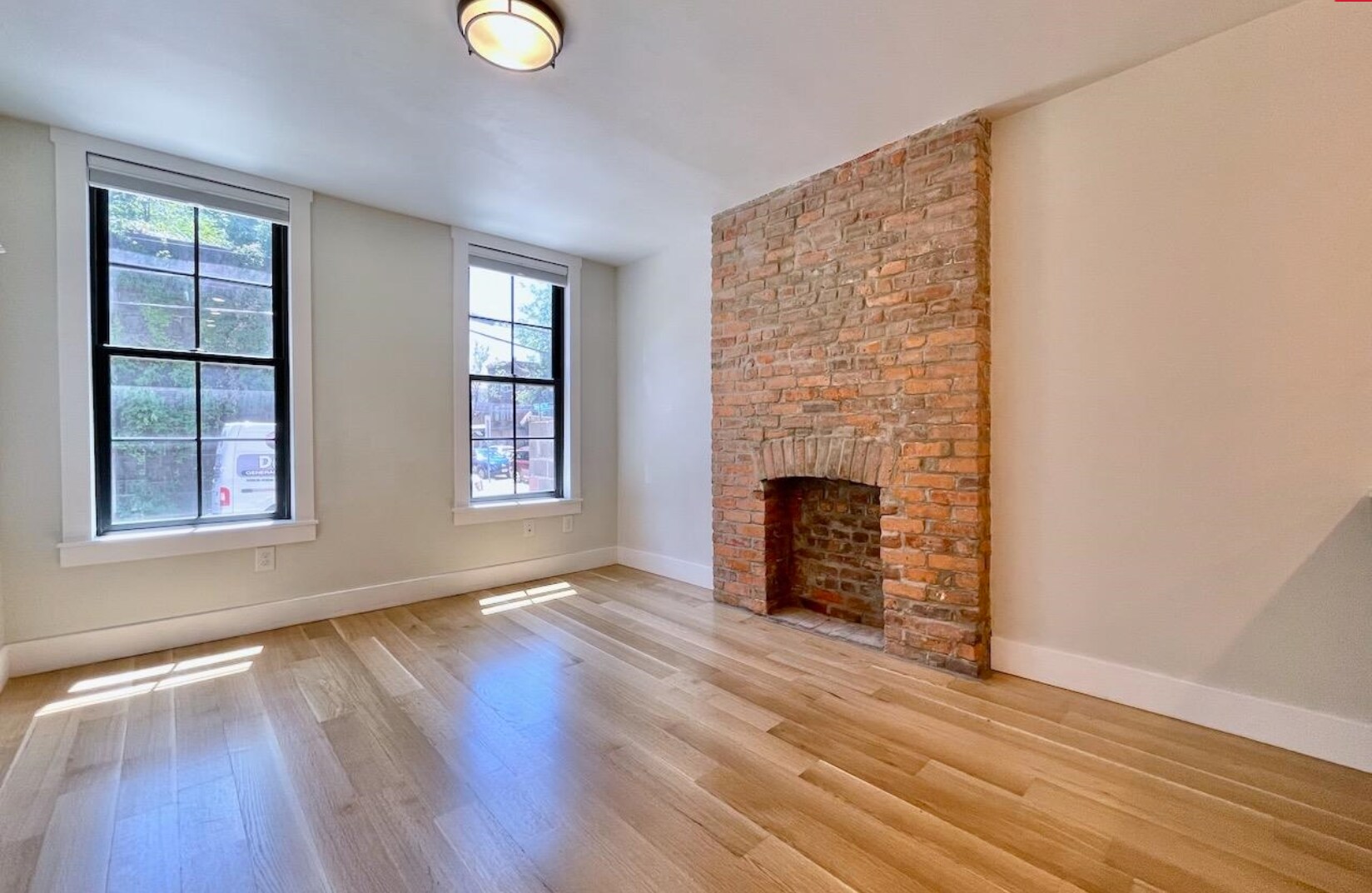 Building Photo - 320 6th St