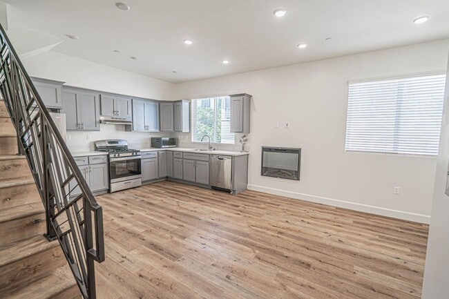 Building Photo - Beautiful 1-Bedroom Condo with an Office Space in Sherman Oaks!