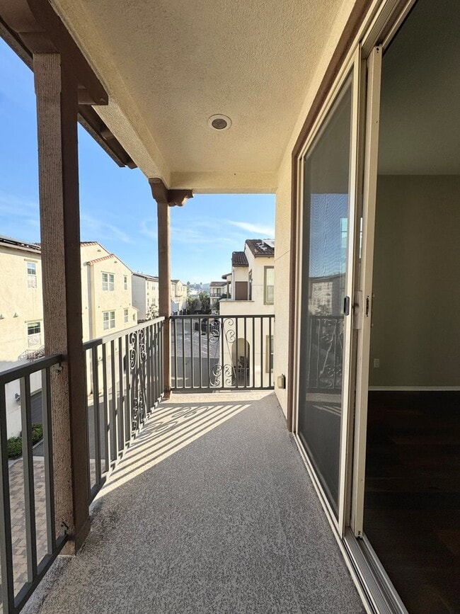 Building Photo - Newer Built Townhome with Solar in Gated Community! Pet-Friendly!