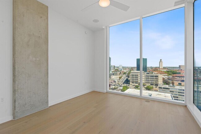 Building Photo - 313 W 17th St