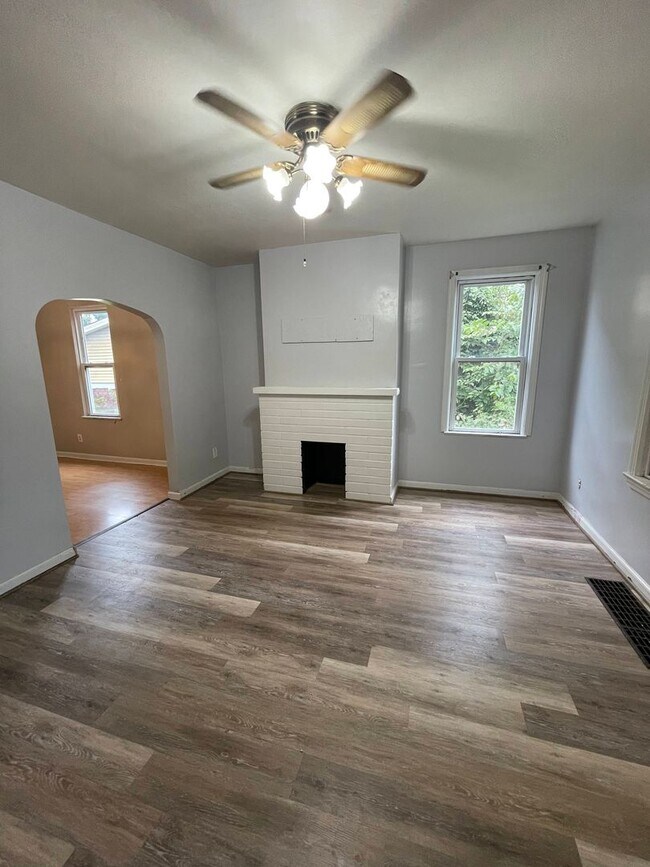 Building Photo - 456 Woodlane Ave