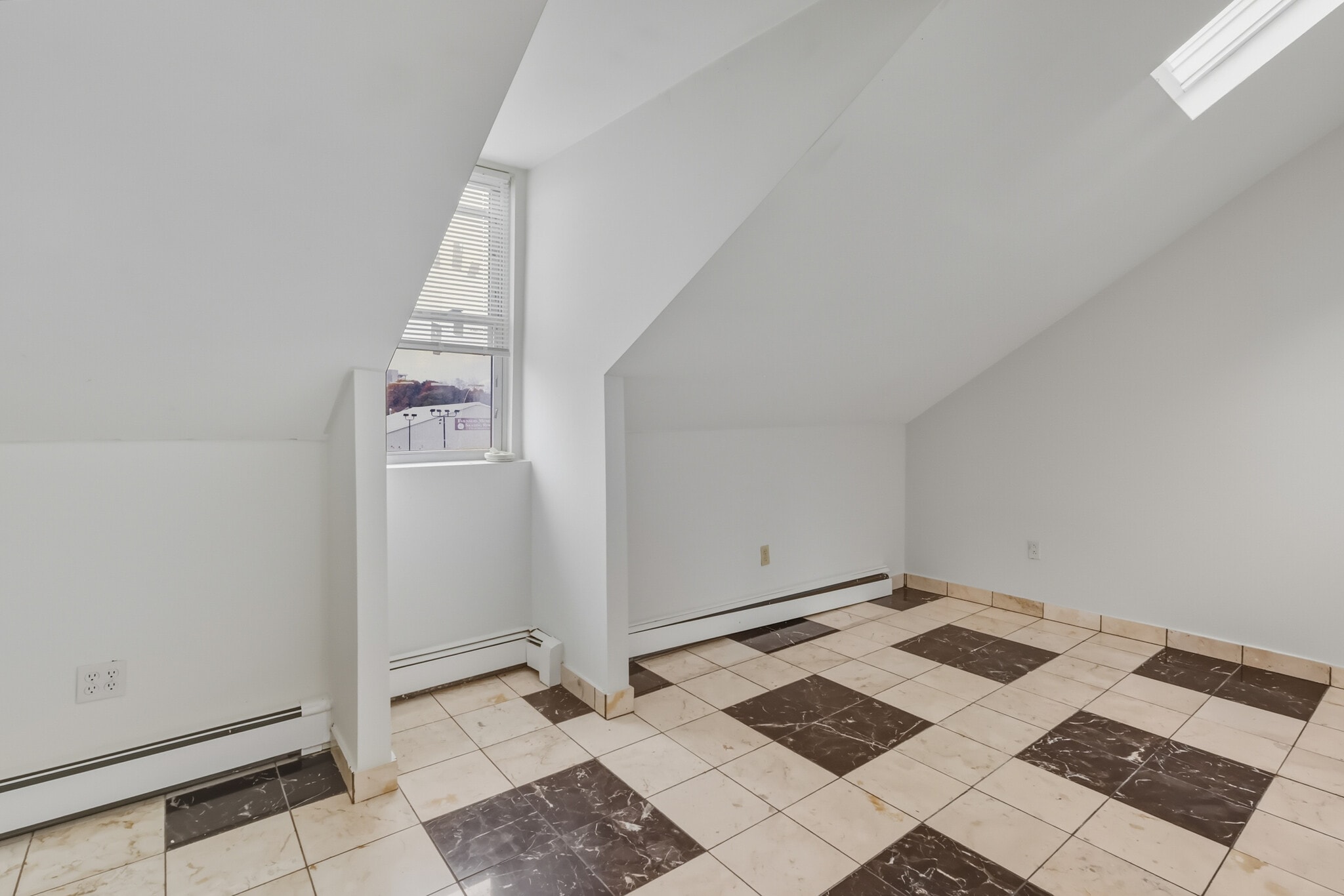 Building Photo - 571 Somerville Ave