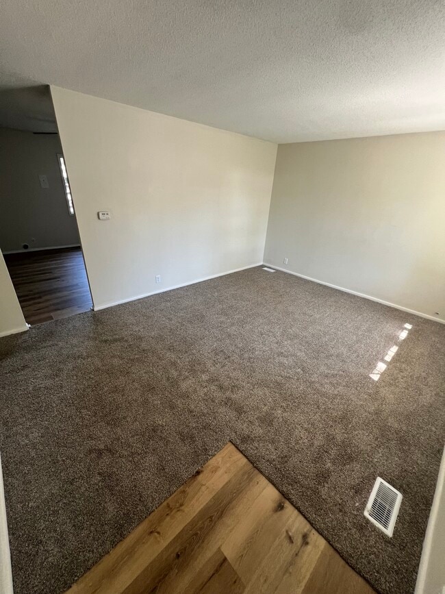 Building Photo - 923 Hillside Dr