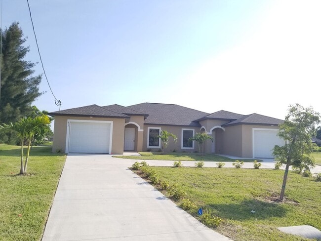 Building Photo - 3 Bedroom 2 Bath 1 Car Garage Waterfront D...