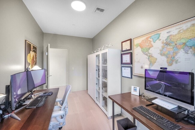 Building Photo - Stunning East facing Pearl District condo ...