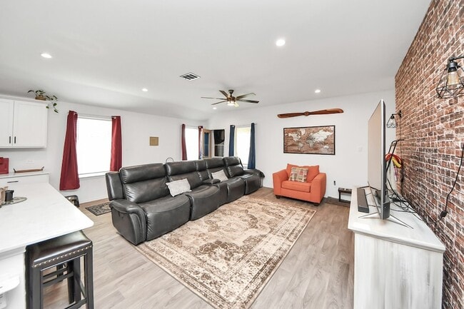 Building Photo - 403 Blanco Ln