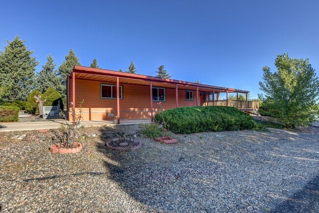 Building Photo - Spacious 2 Bedroom Home Near Willow Lake!