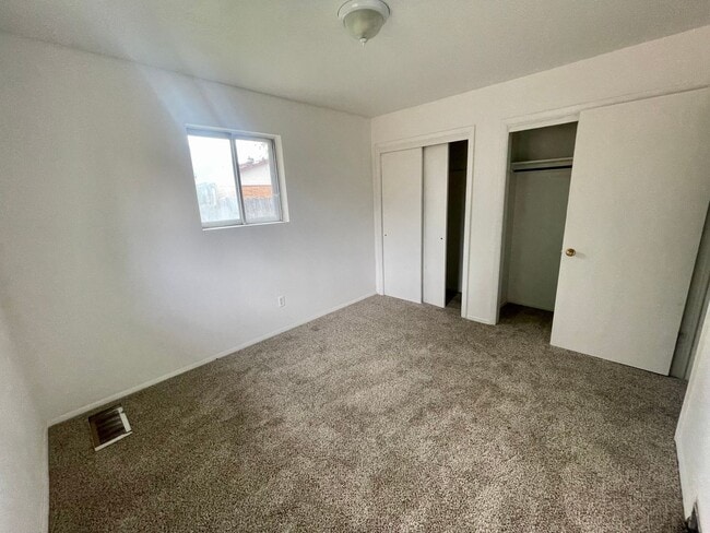 Building Photo - 2 Bedroom 1 Bedroom House - Location Locat...