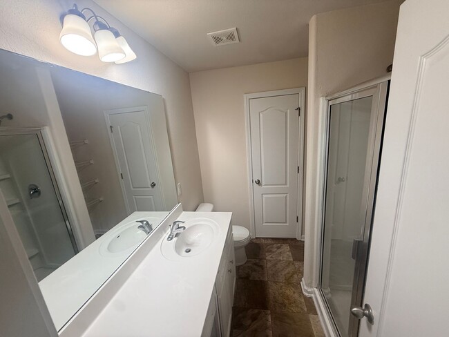 Building Photo - Beautiful townhome minutes from uptown