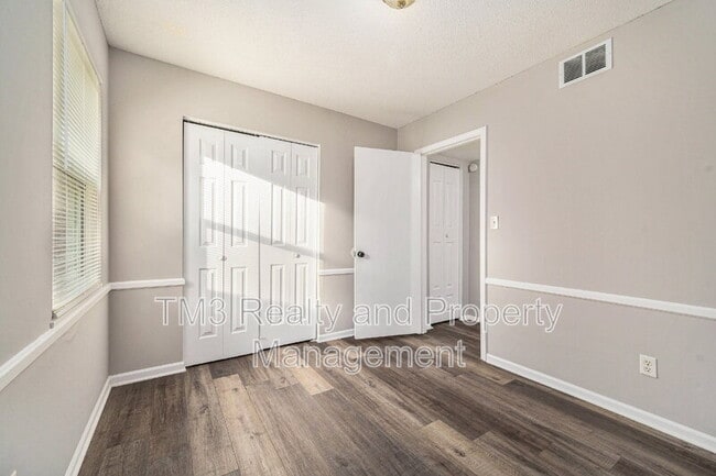 Building Photo - 3731 NE Colonial Dr