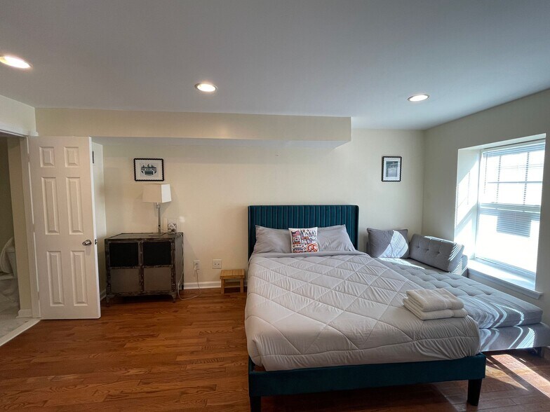 Building Photo - 7247 Charles St