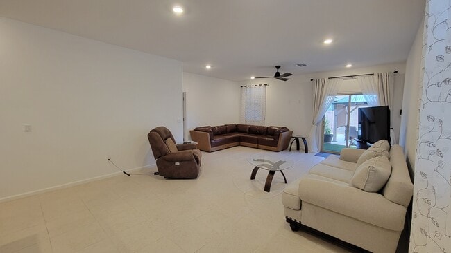 Building Photo - 7152 W Vineridge Dr