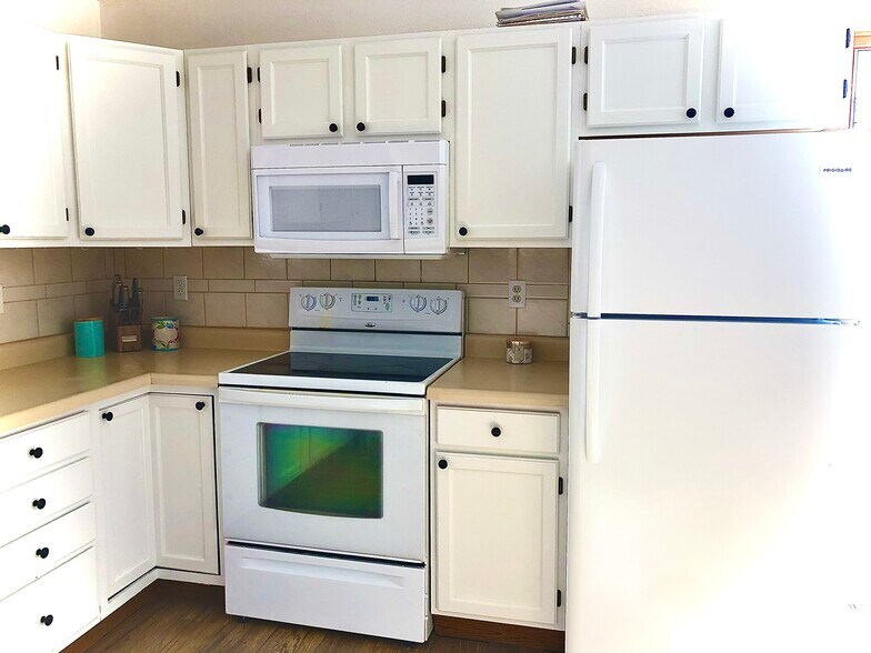 shared kitchen - 8659 Chancellor Dr