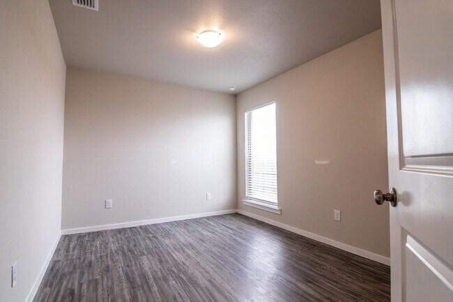Building Photo - 2127 N Texas Ave