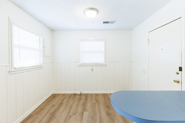 Building Photo - Cute House Convenient to Campus, Shopping,...