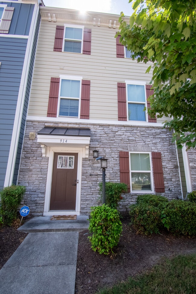 Front entrance - 914 Avast Way