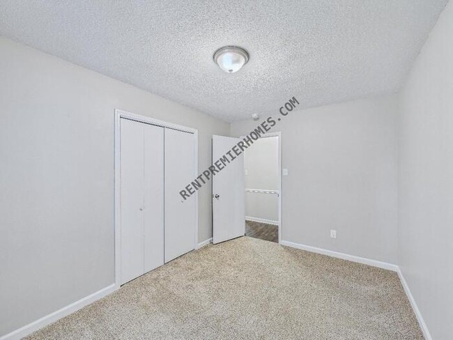 Building Photo - 303 May St