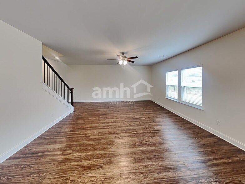 Building Photo - 1353 Lomond Dr