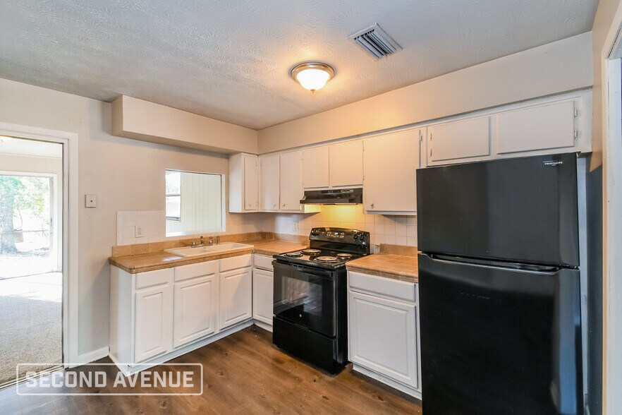 Building Photo - 6536 Manhattan Dr