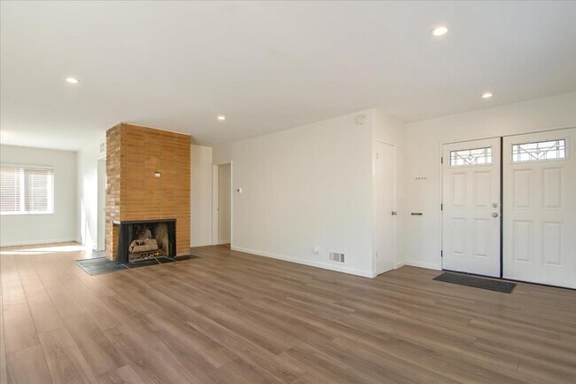 Building Photo - 11856 Beatrice St