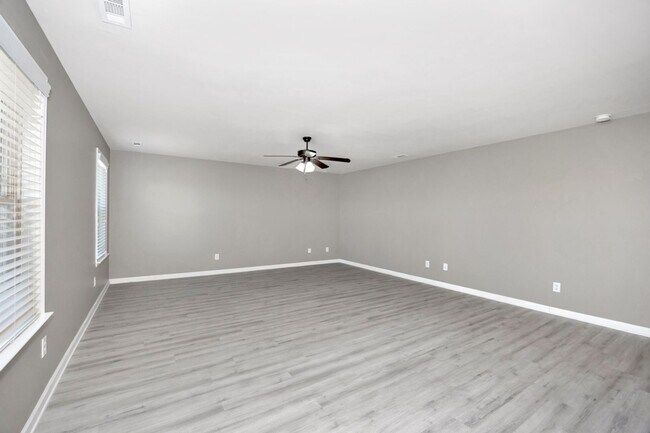 Building Photo - Fresh Paint & New Carpet! 4BR with Fenced Yard