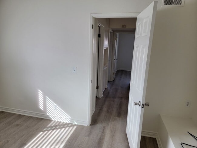 Building Photo - 3bed/1.5ba End Unit with Private Backyard & Patio