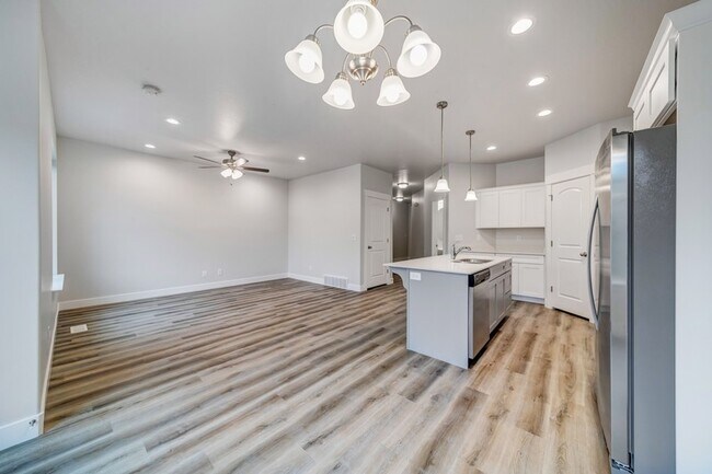 Building Photo - 16422 S Bull Spgs Ln