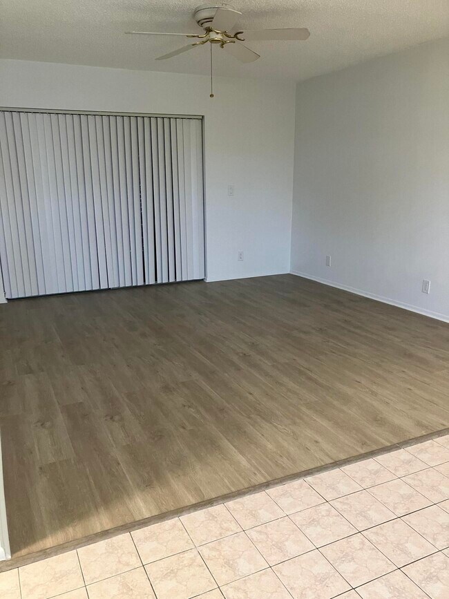 Building Photo - 5483 Cresthaven Blvd