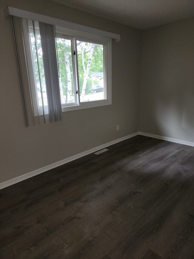 Building Photo - 5596 Amblewood Dr NE