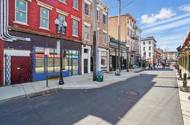 Building Photo - 107 W Elder St