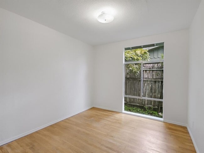 Building Photo - 112 E Skyview Rd