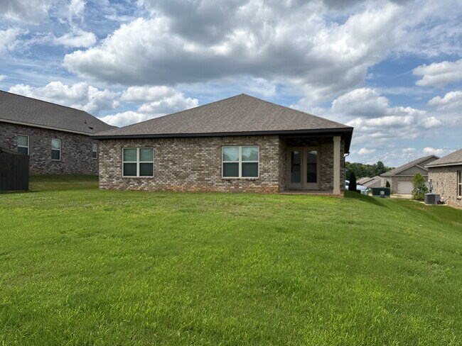 Building Photo - "Charming 3-Bedroom Retreat with Granite Elegance in Huntsville!"