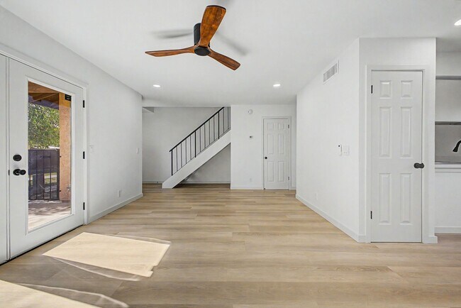 Building Photo - Remodeled 3BR End Unit Townhome in South Tempe | Private Yard + Covered Parking