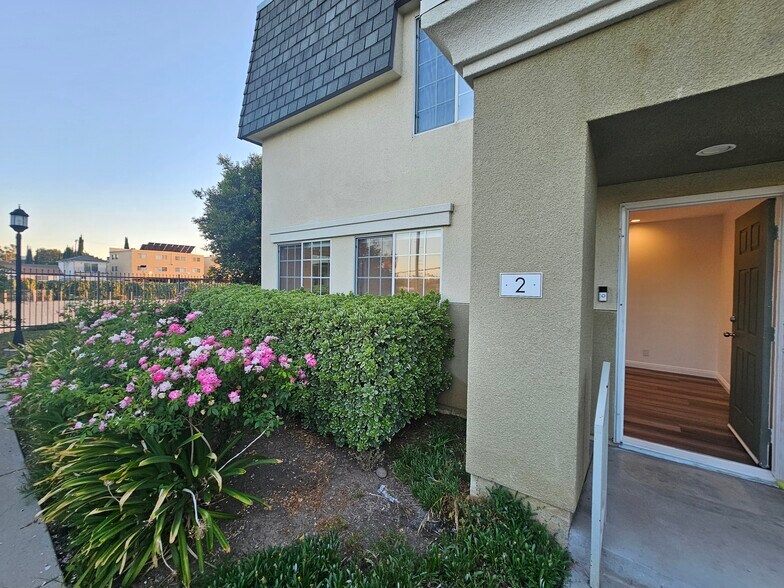 Building Photo - 6501 Vanalden Ave