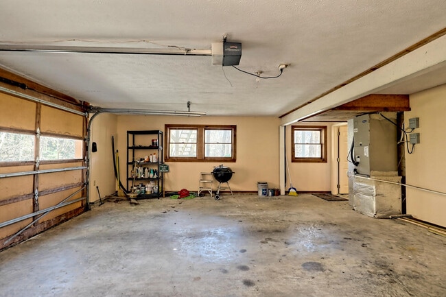 Building Photo - 1021 Saddle Back Cir