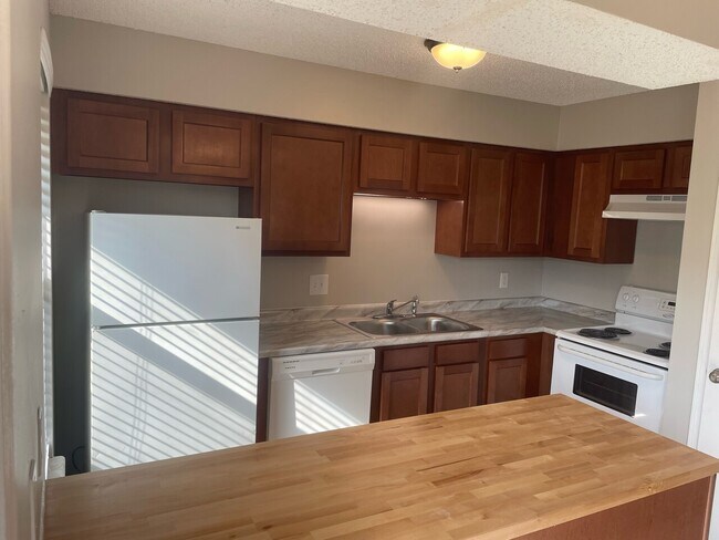 Building Photo - Highland Hill Dr 2221