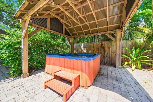 Building Photo - 2301 Tequesta Ln