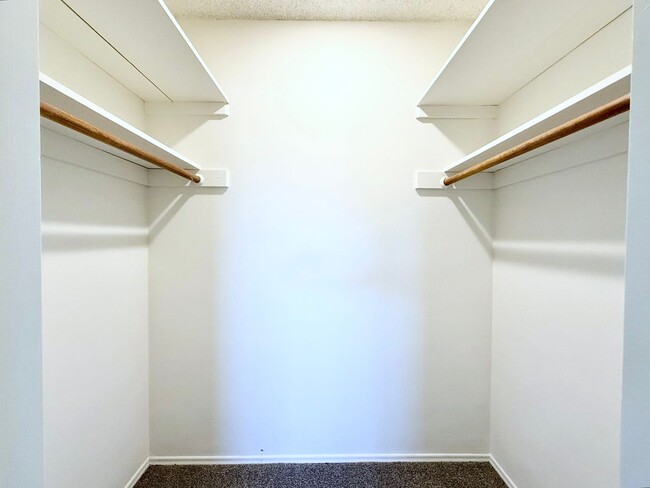 Building Photo - Single Level Duplex!