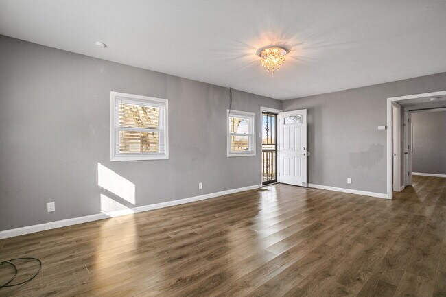 Building Photo - 3 Bedroom, 1 Bath with Garage